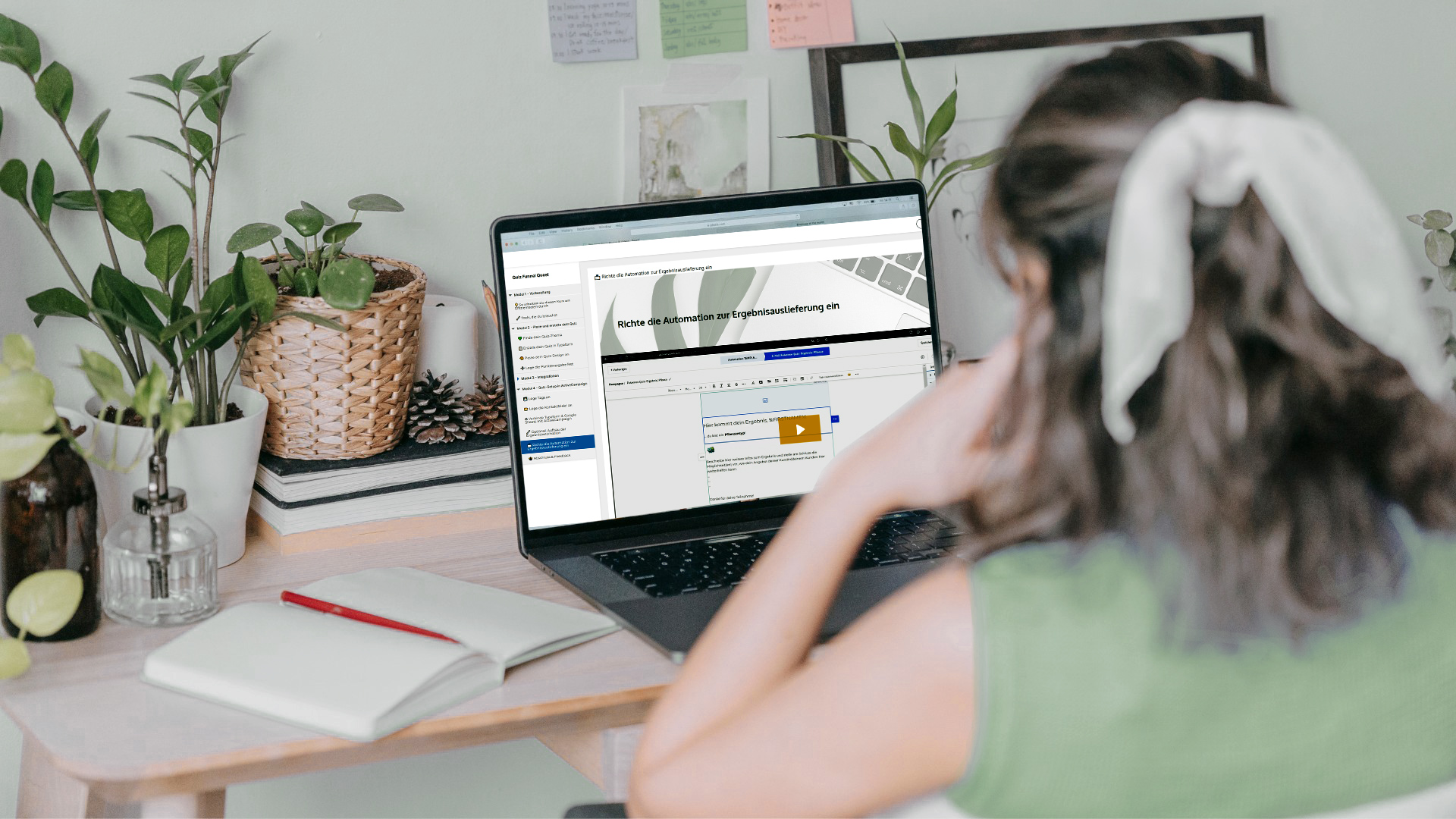 Frau am Laptop, die sich den Kursbereich ansieht und ihr eigenes Lead Magnet Quiz plant
