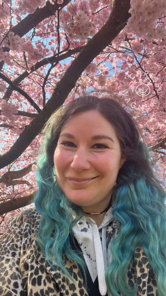 Chrissi unter Kirschblüten