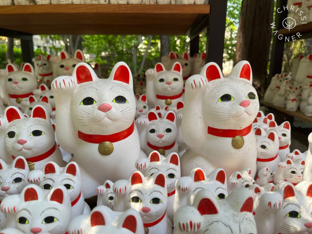 Winkekatzen im Gotokuji Tempel