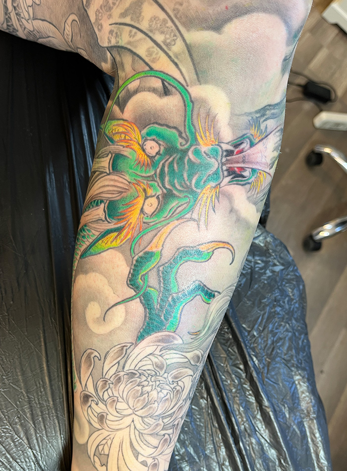 Der Drache bekommt Farbe