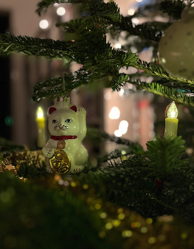 Winkekatze am Weihnachtsbaum | Chrissi Wagner Technik-Managerin
