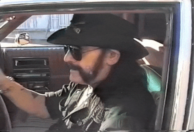Gif von Lemmy Kilmister, der in die Kamera blickt und seine Sonnenbrille hochzieht